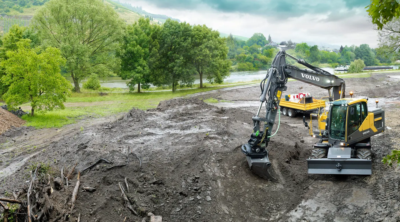 Hjulgrävare utför anläggningsentreprenad